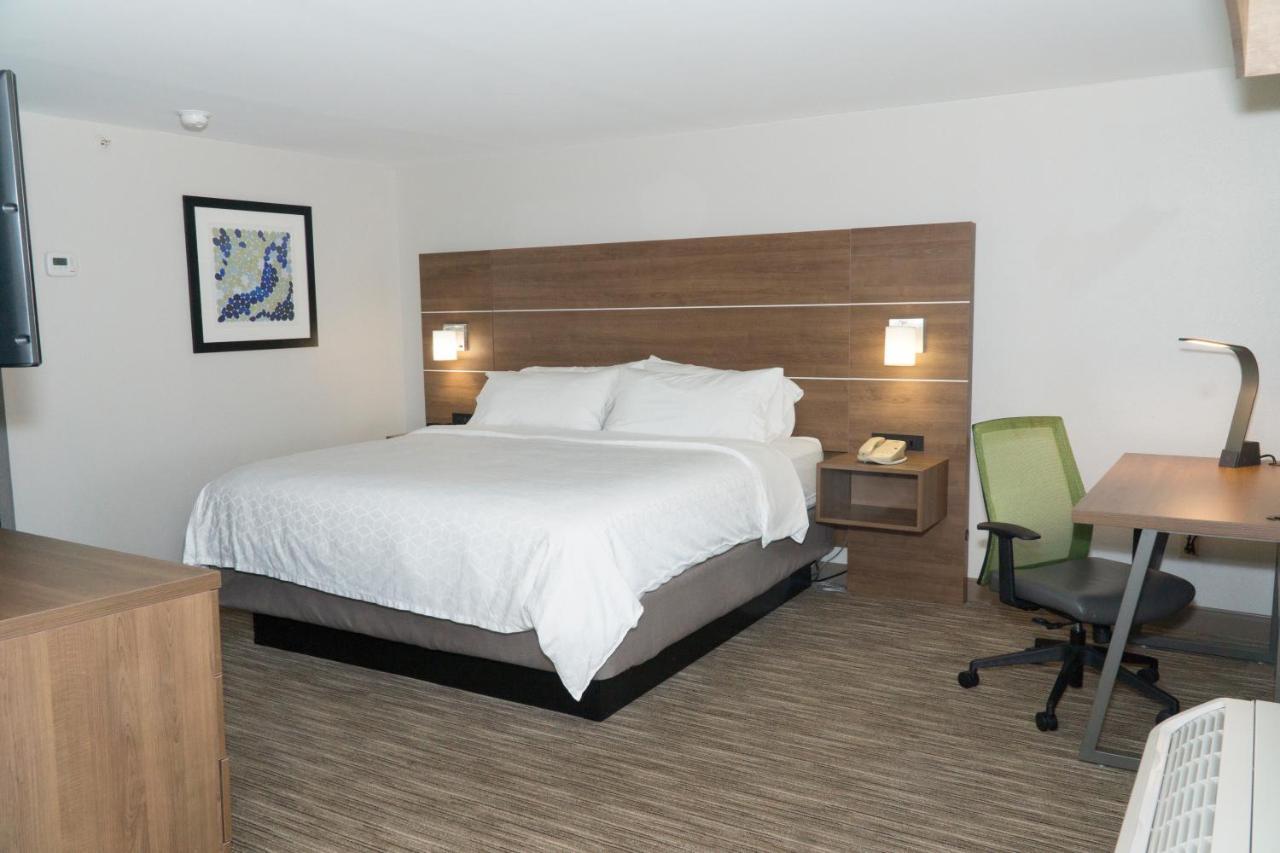 Holiday Inn Express Hotel & Suites Madison By Ihg Buitenkant foto