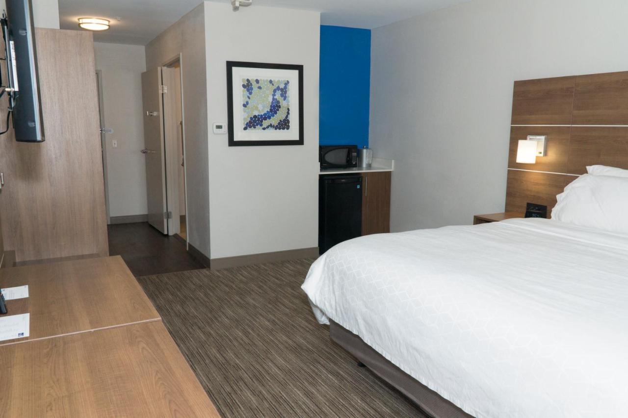 Holiday Inn Express Hotel & Suites Madison By Ihg Buitenkant foto
