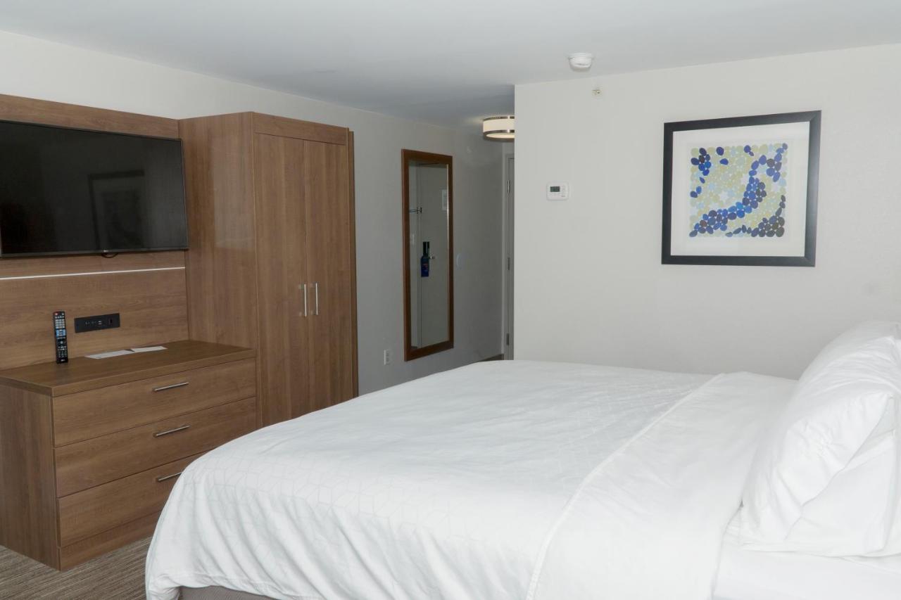 Holiday Inn Express Hotel & Suites Madison By Ihg Buitenkant foto