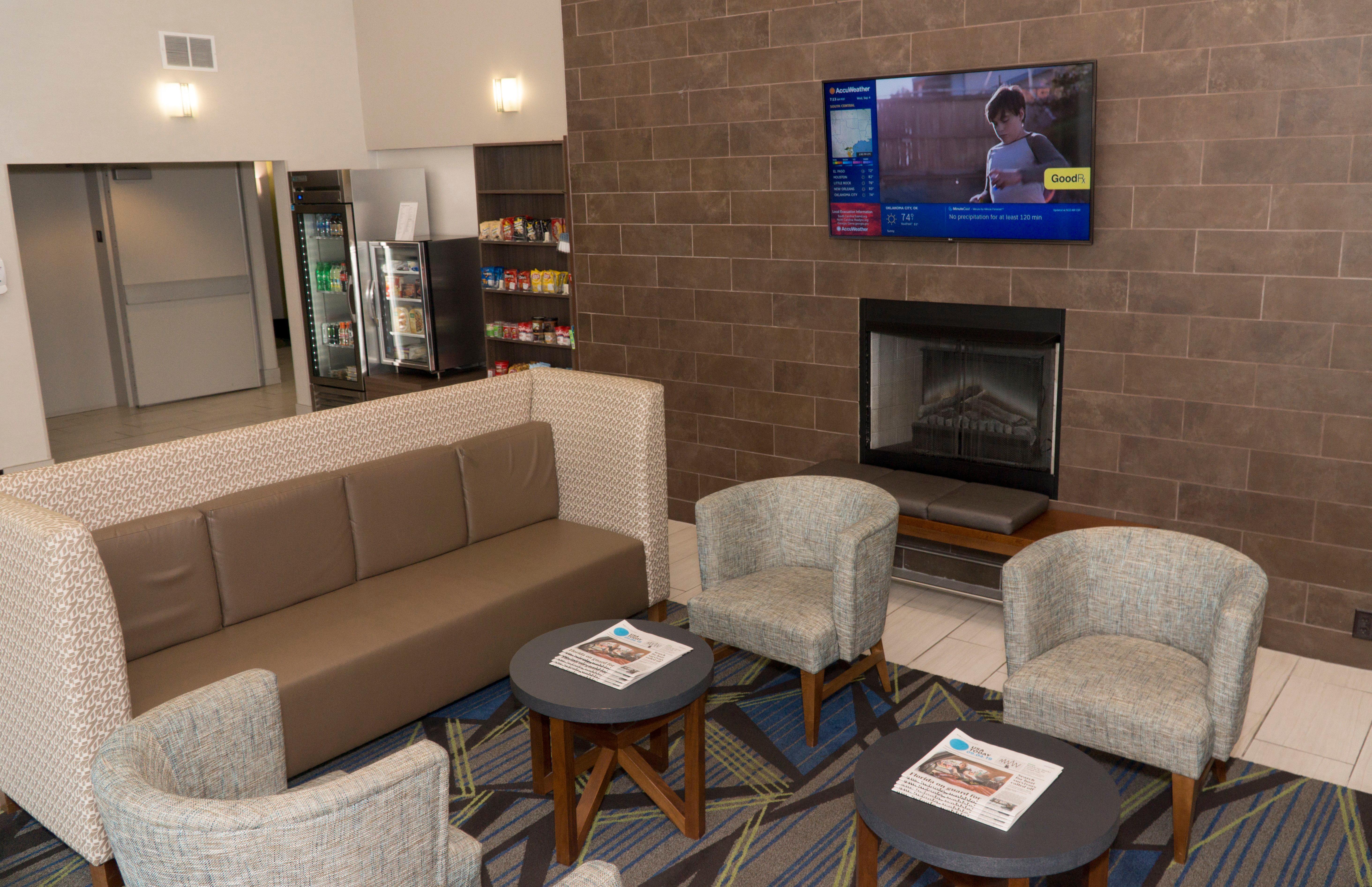 Holiday Inn Express Hotel & Suites Madison By Ihg Buitenkant foto