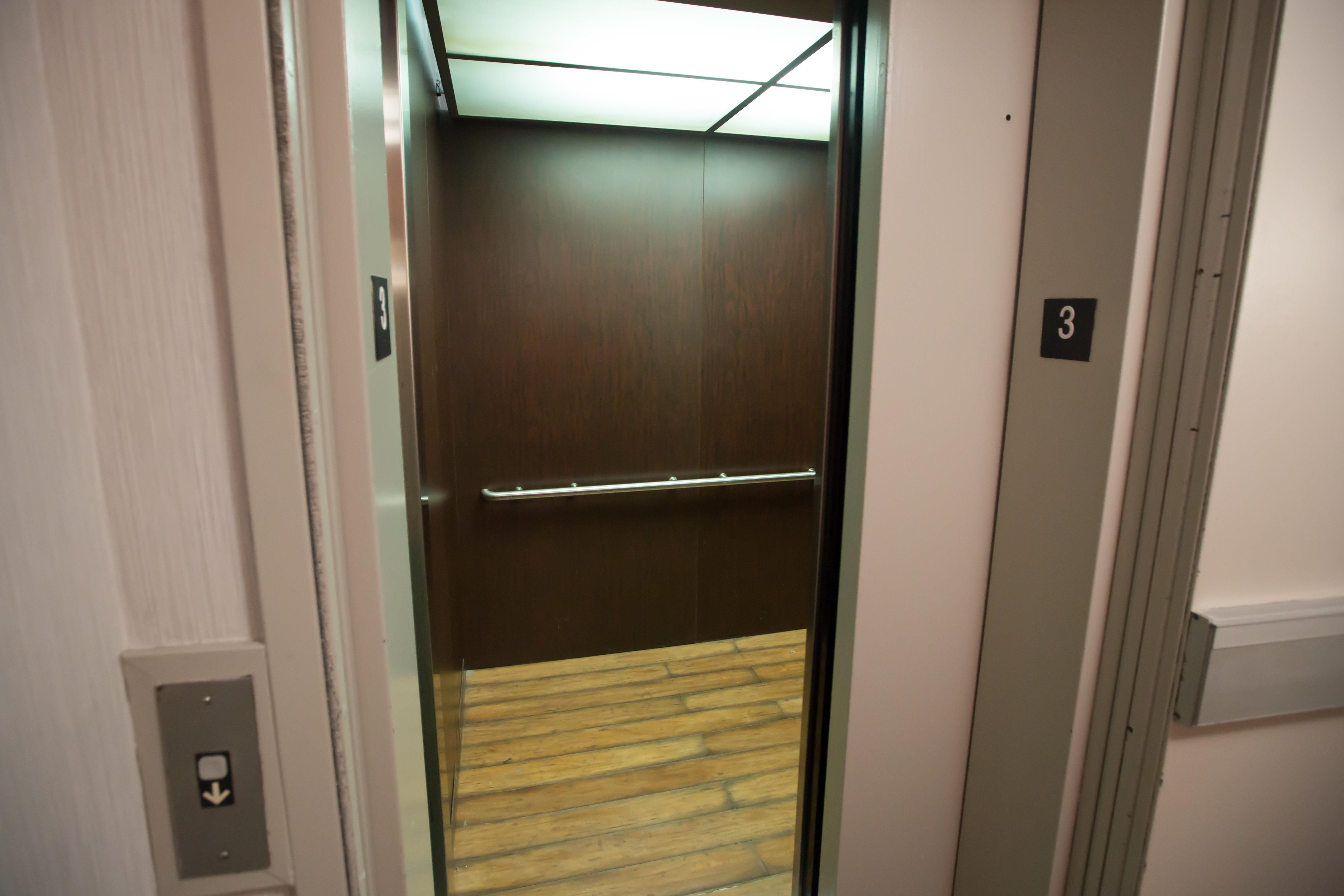 Holiday Inn Express Hotel & Suites Madison By Ihg Buitenkant foto