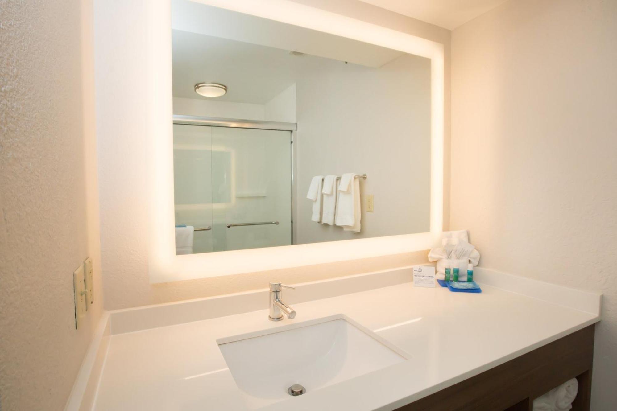 Holiday Inn Express Hotel & Suites Madison By Ihg Buitenkant foto