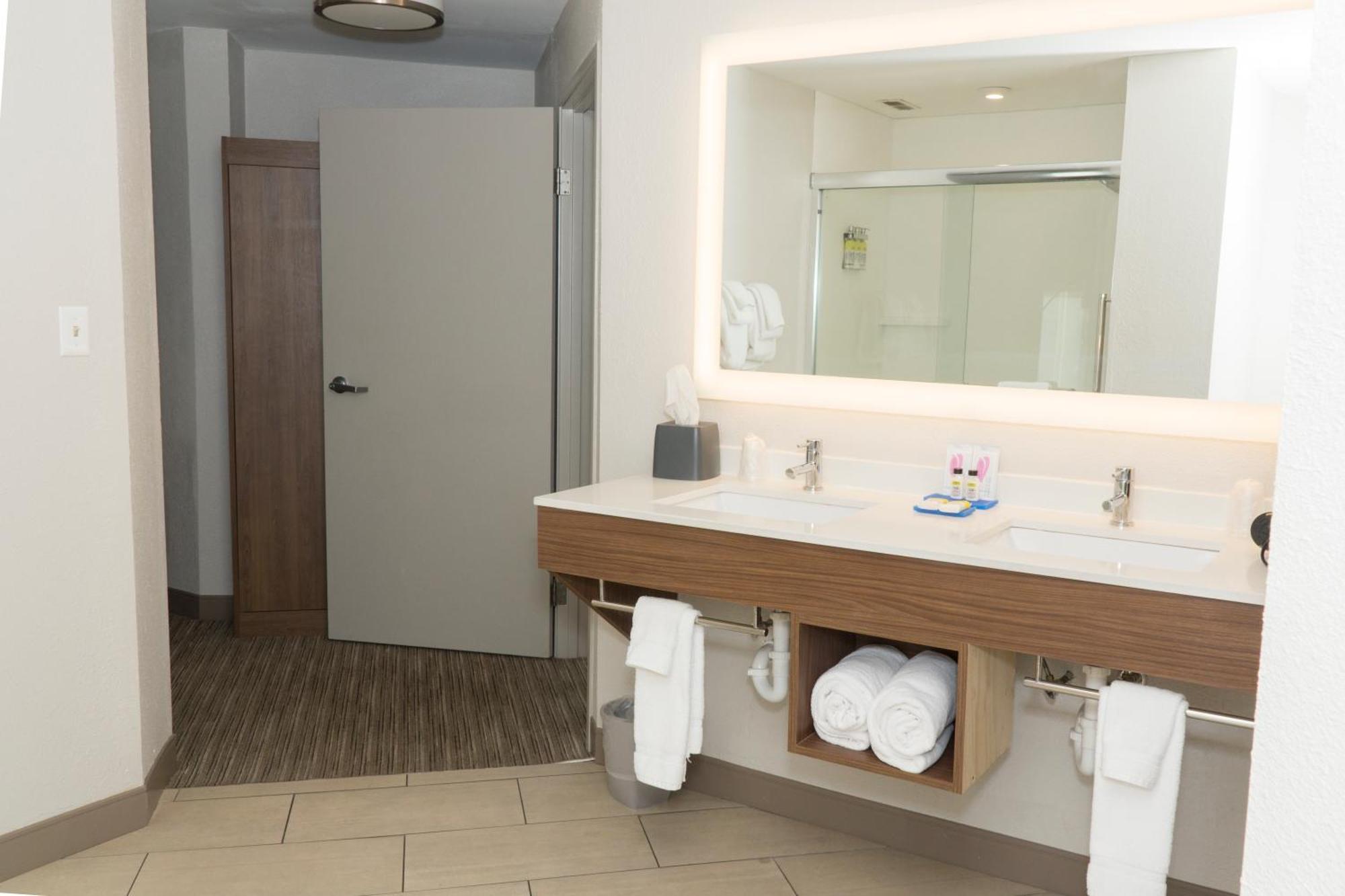 Holiday Inn Express Hotel & Suites Madison By Ihg Kamer foto