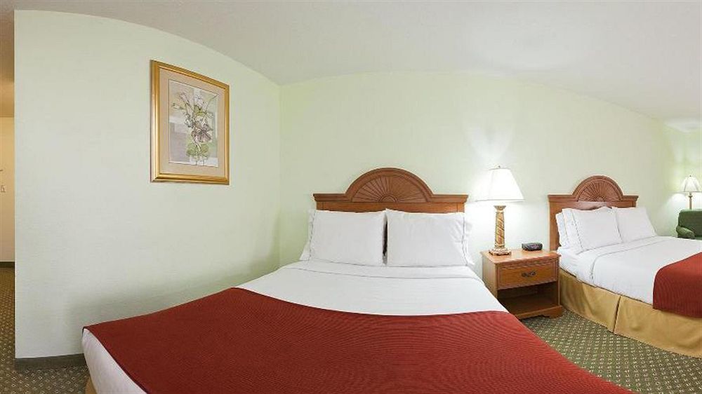 Holiday Inn Express Hotel & Suites Madison By Ihg Buitenkant foto